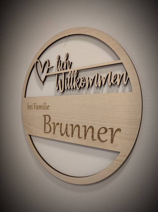 Personalisiertes Türschild aus Buchenholz mit Gravur 'Wir Willkommen bei Familie Brunner', 40cm Durchmesser, handgefertigt als Haustürschild und Wanddeko für den einladenden Eingangsbereich