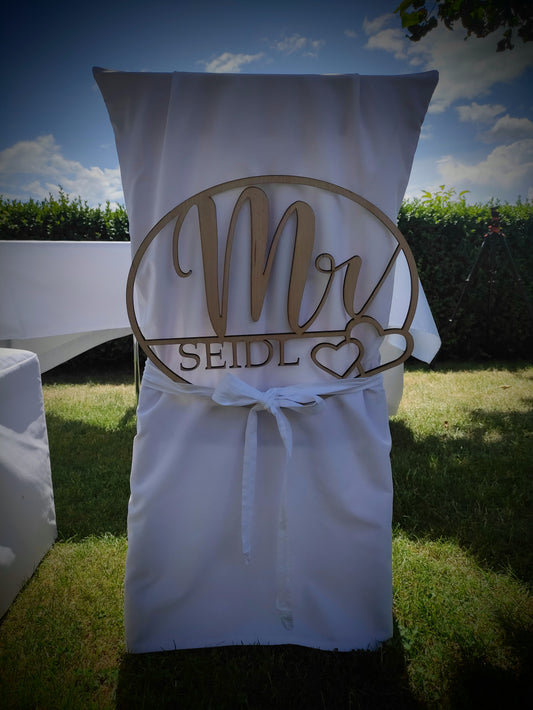 Mr & Mrs Stuhlschild aus Buchenholz für Hochzeitsfeiern, 40x32cm groß, handgefertigt mit individueller Namensgravur als Hochzeitsdeko und Stuhlschmuck für Brautpaare