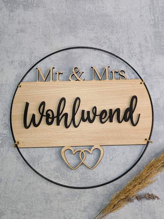 Personalisiertes Mr & Mrs Türschild aus Holz mit schwarzem Metallring, 30cm oder 40cm Durchmesser, handgefertigt mit individueller Namensgravur als Hochzeitsgeschenk oder Wanddeko