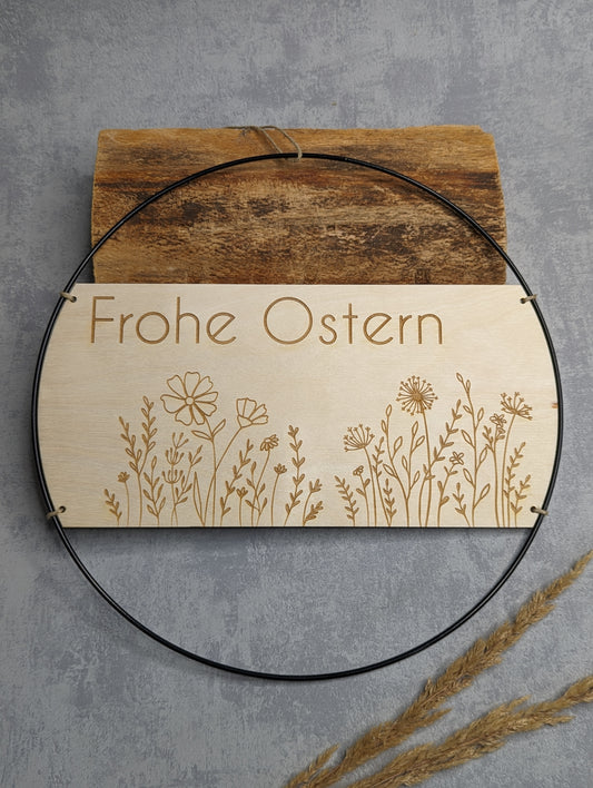 Holz-Osterkranz mit Blumenmotiv und der Gravur ‚Frohe Ostern‘ – dekorativer Türkranz aus Holz für die Osterzeit.