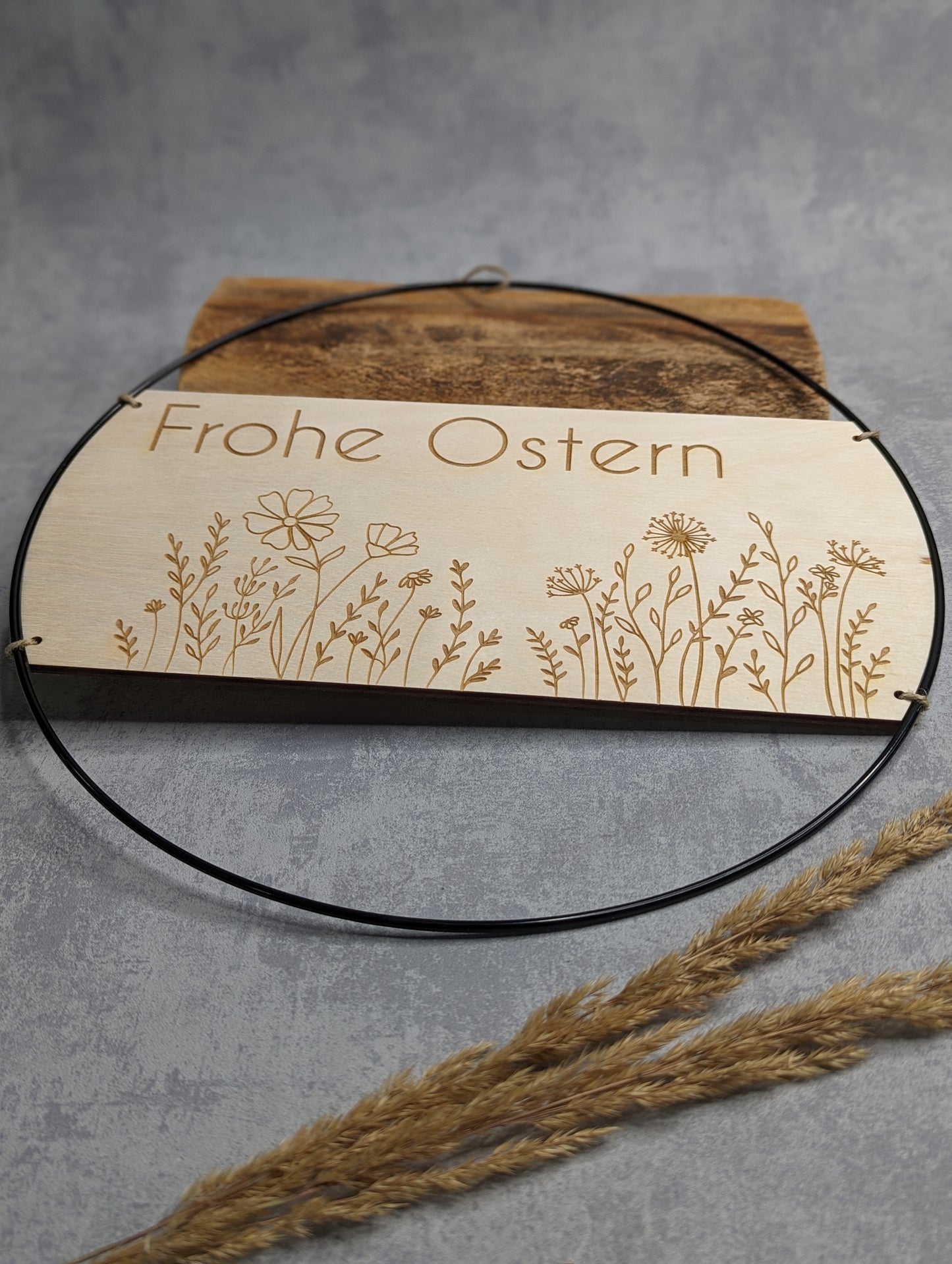 Holzschild „Frohe Ostern“ mit Blumenmotiv