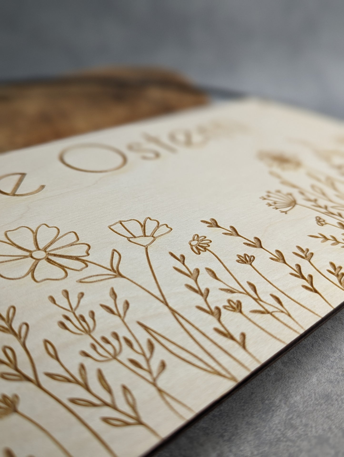 Holzschild „Frohe Ostern“ mit Blumenmotiv