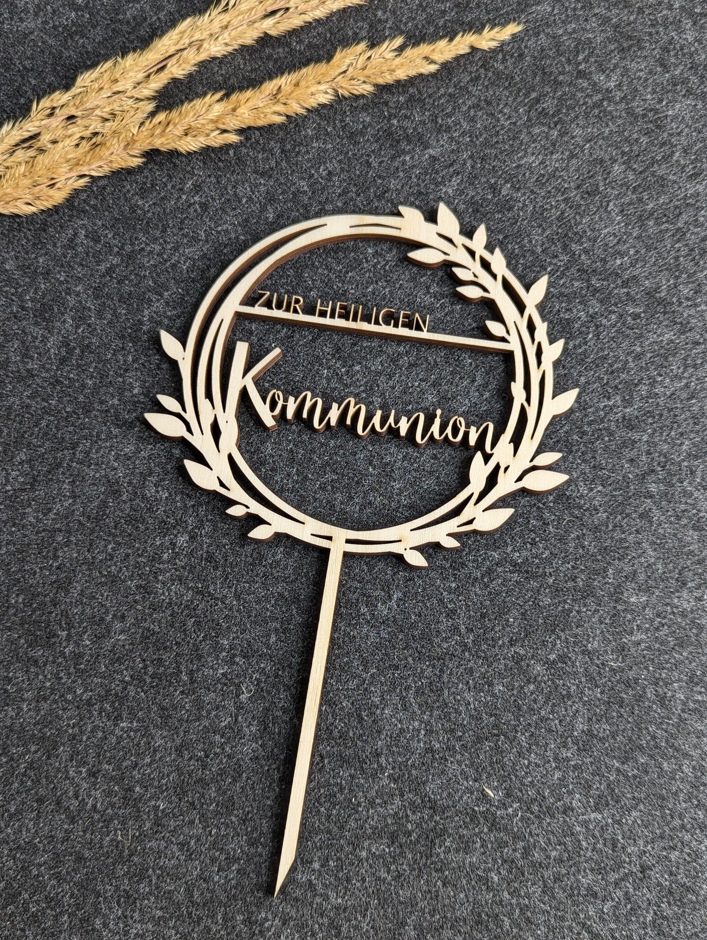 Cake Topper aus Holz mit Blätterkranz und Schriftzug ‚Zur Heiligen Kommunion‘, ideal als Tortendekoration für das Kommunionsfest