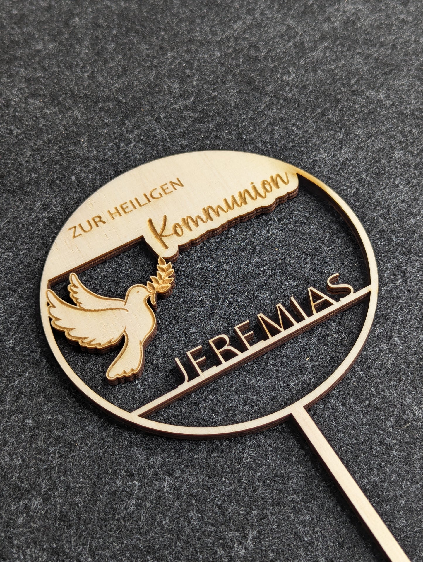 Personalisierter Cake Topper aus Holz zur Erstkommunion mit Taubenmotiv, Namen und stilvollem Schriftzug