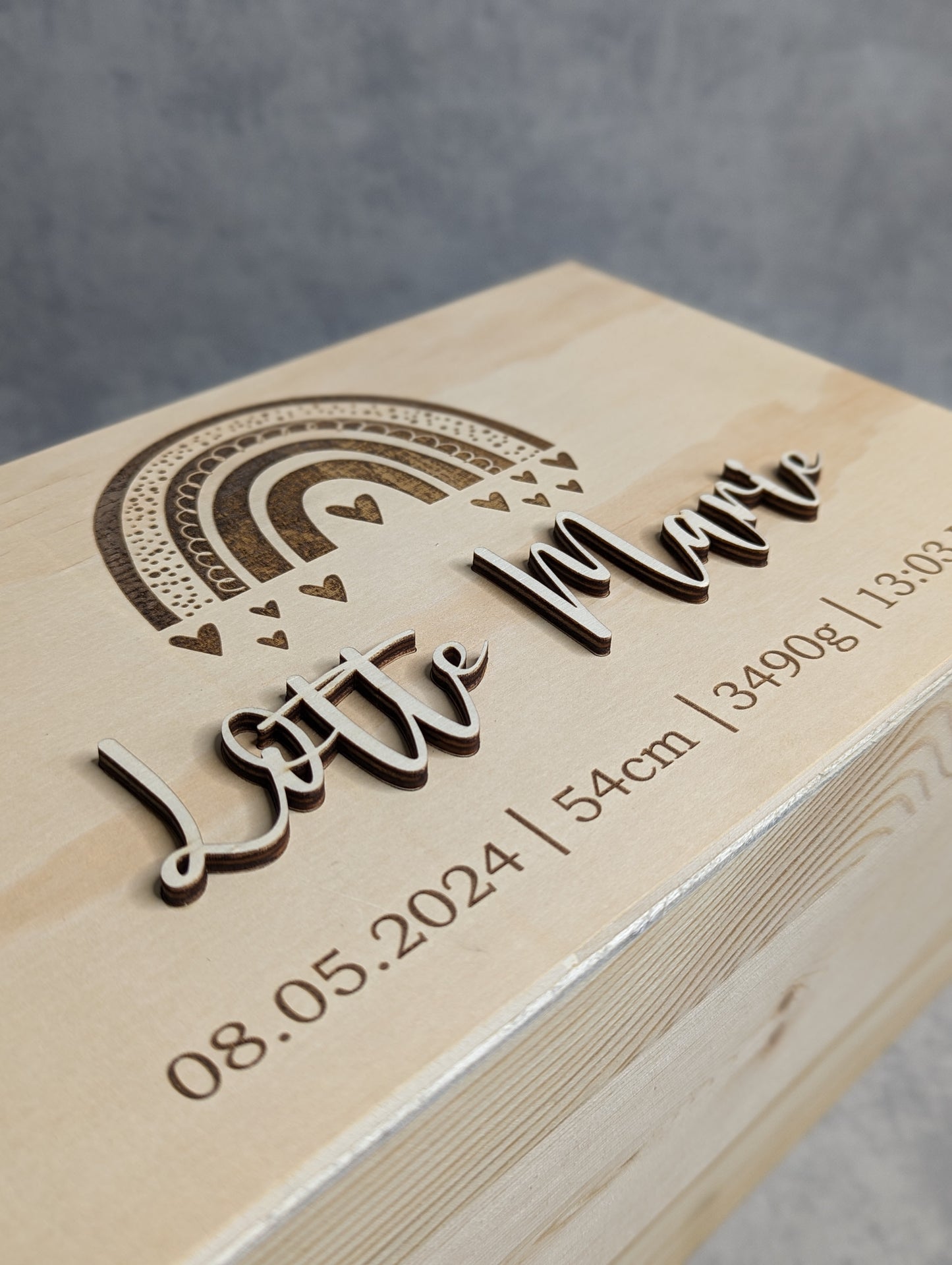 Personalisierte Erinnerungsbox – Baby-Geburt Holzkiste - Die Bildschneiderei