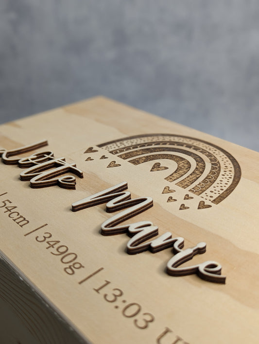 Personalisierte Erinnerungsbox – Baby-Geburt Holzkiste - Die Bildschneiderei