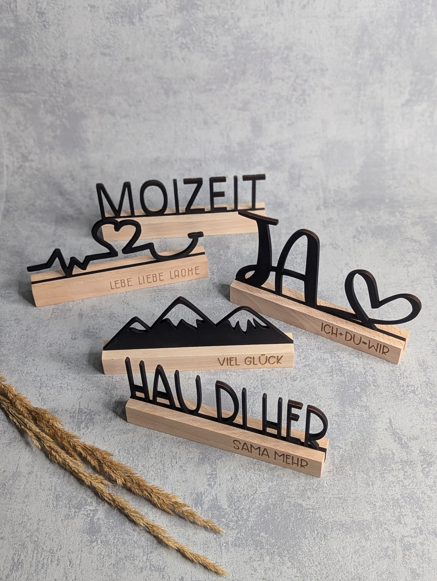 Mundart-Holzaufsteller 'HAU DI HER – SAMA MEHR'
