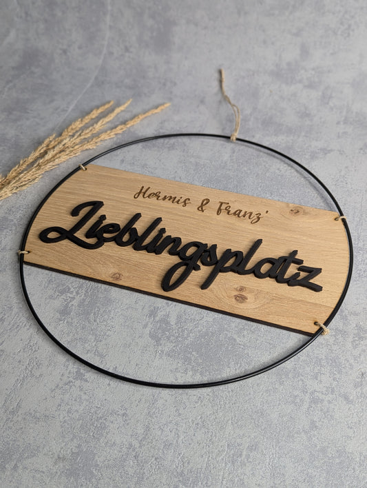 Personalisiertes Schild Lieblingsplatz aus Buchenholz mit schwarzem Metallring, 30cm oder 40cm Durchmesser, handgefertigt mit individueller Gravur als Türschild oder Wanddeko für den Lieblingsplatz