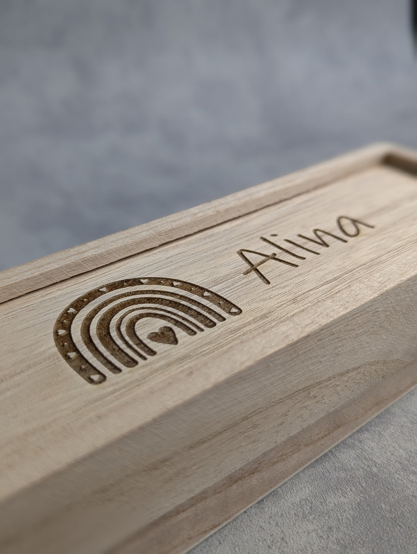 Stiftebox aus Holz personalisiert - Die Bildschneiderei