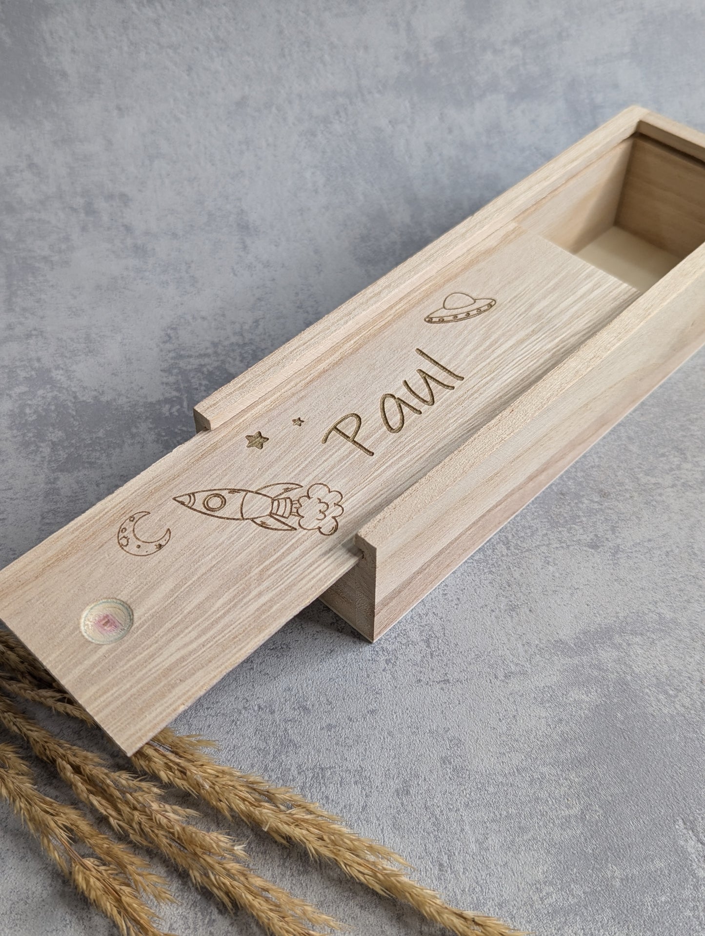 Stiftebox aus Holz personalisiert - Die Bildschneiderei