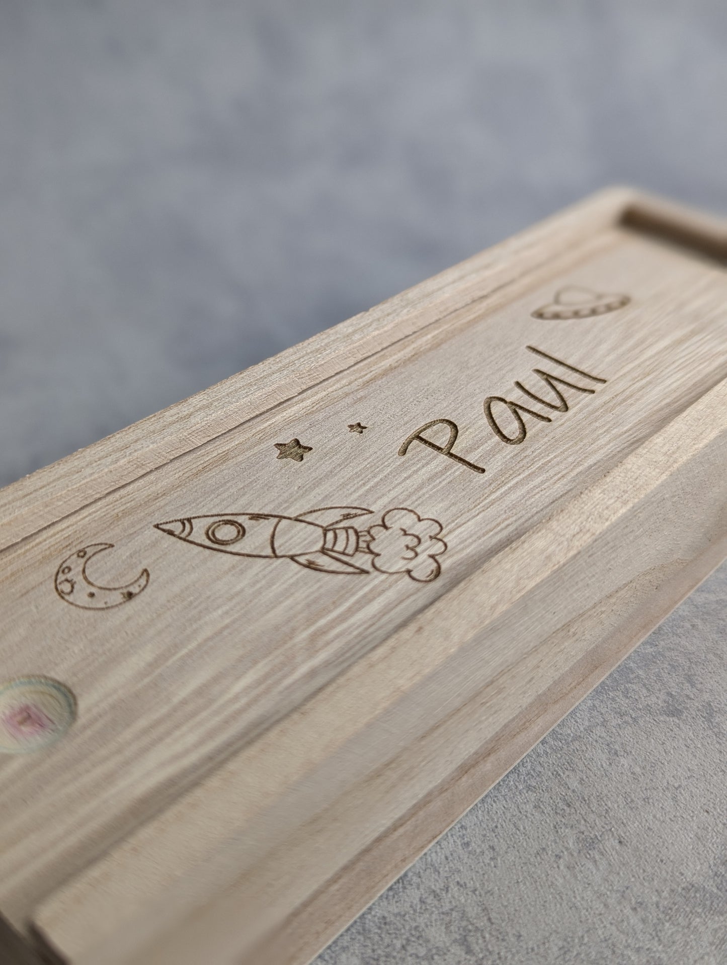Stiftebox aus Holz personalisiert - Die Bildschneiderei
