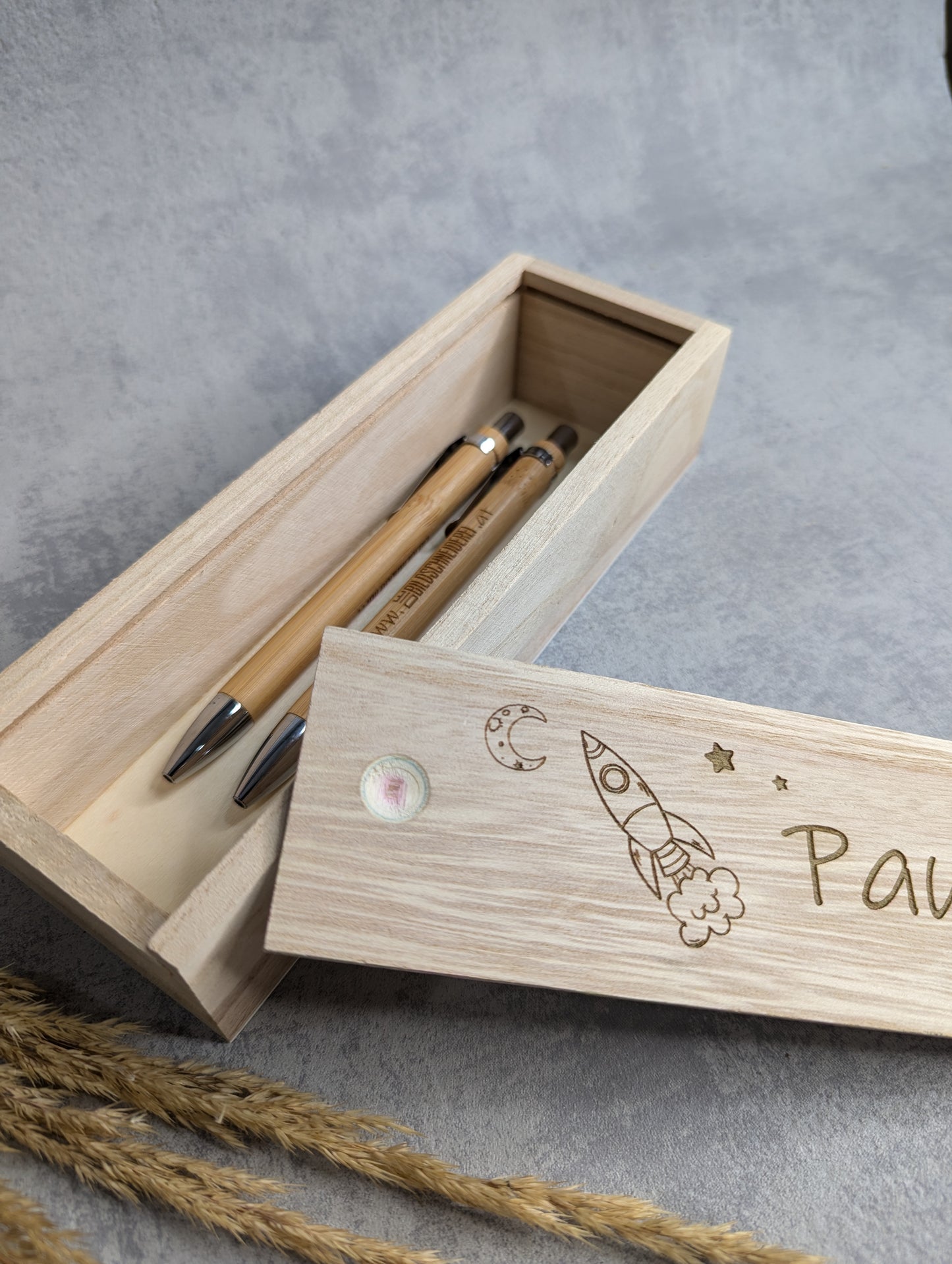 Stiftebox aus Holz personalisiert - Die Bildschneiderei