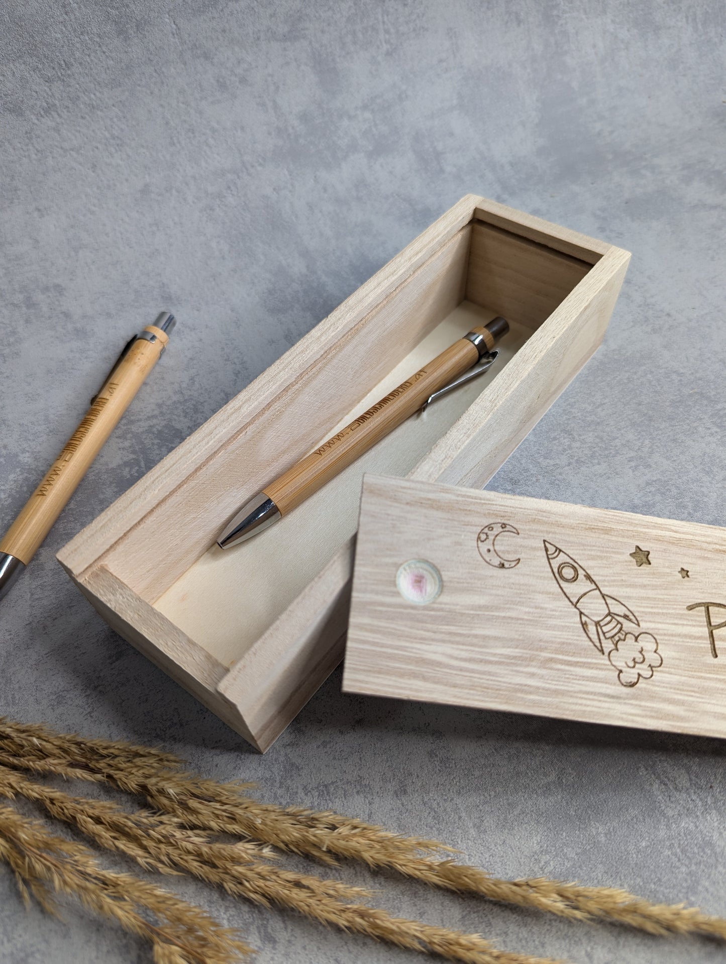 Stiftebox aus Holz personalisiert - Die Bildschneiderei