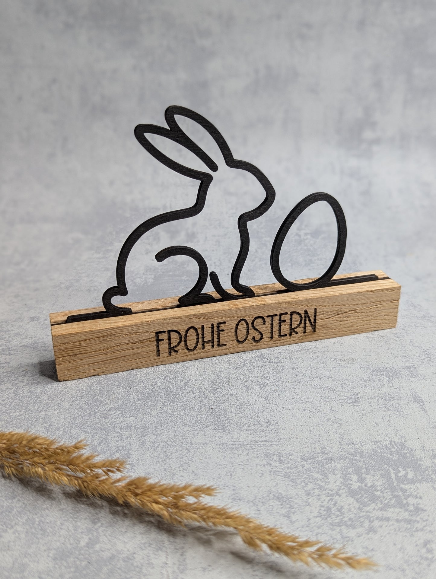 Osterdeko aus Holz – Hase & Ei mit Gravur „Frohe Ostern“ - Die Bildschneiderei