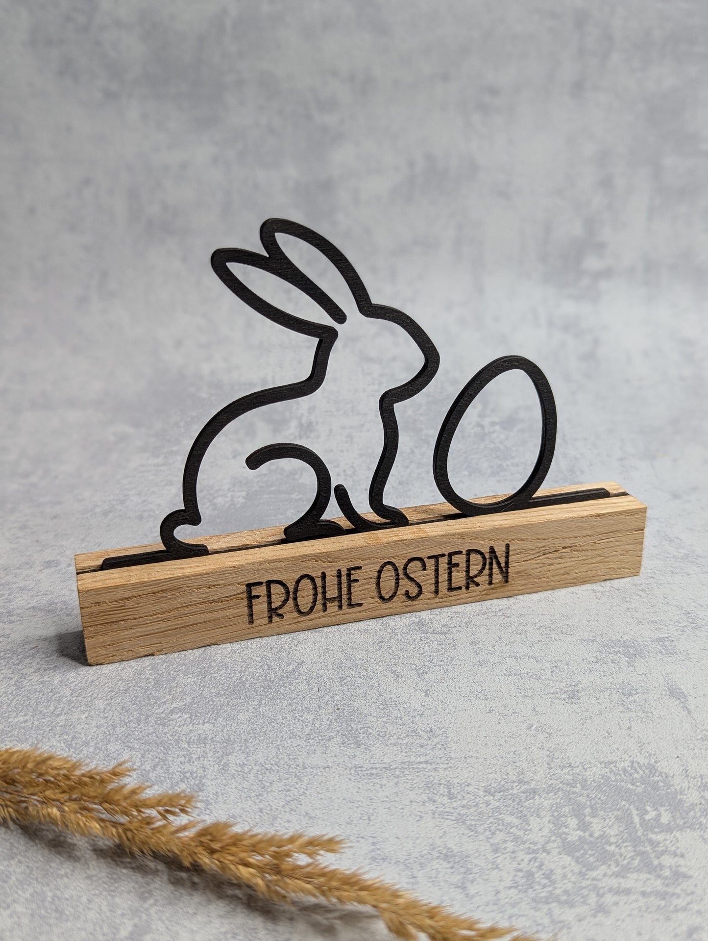 Osterdeko aus Holz – Hase & Ei mit Gravur „Frohe Ostern“ - Die Bildschneiderei