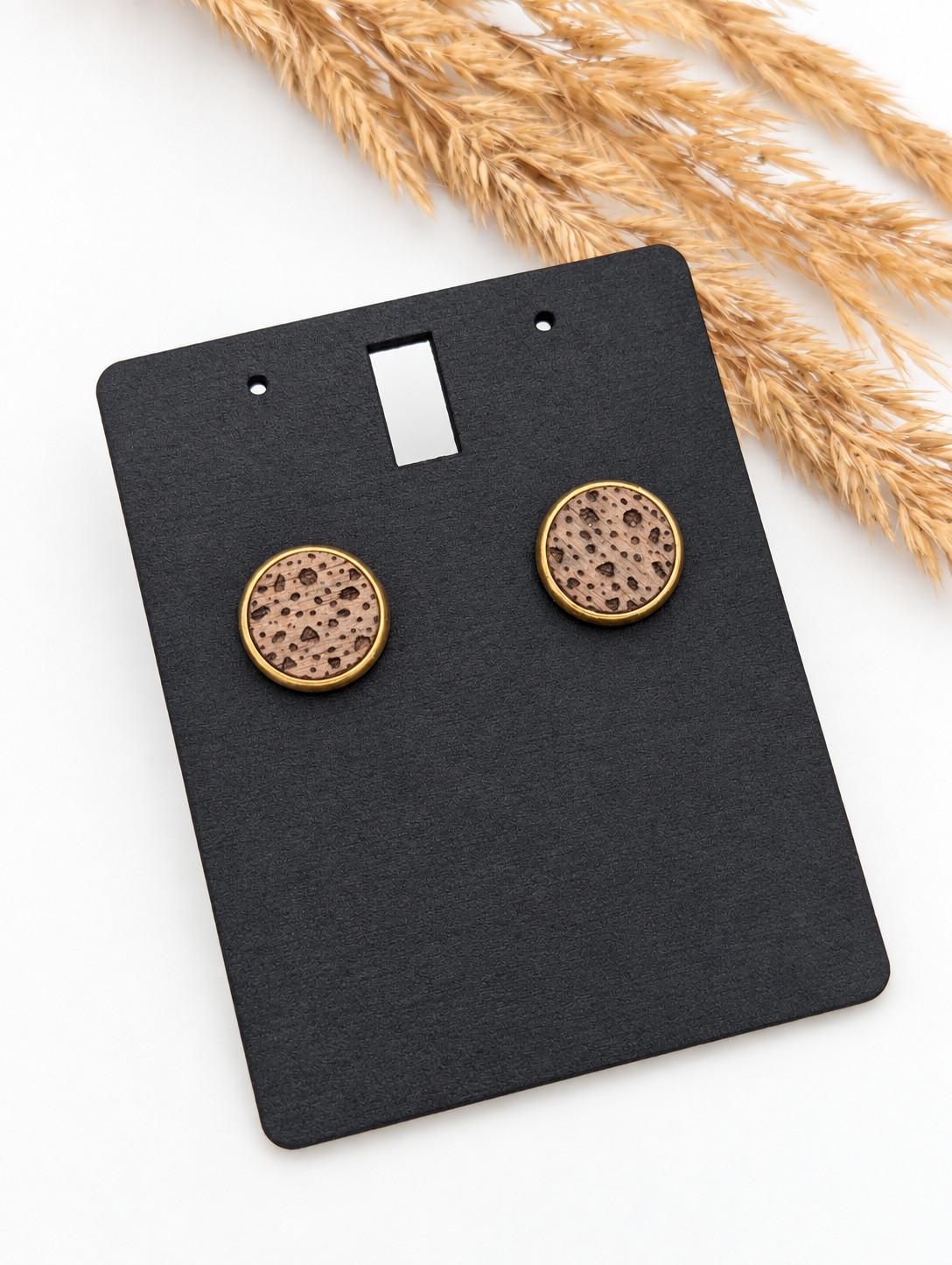 Leoparden-Ohrstecker aus Holz mit goldfarbener Fassung, 12 mm