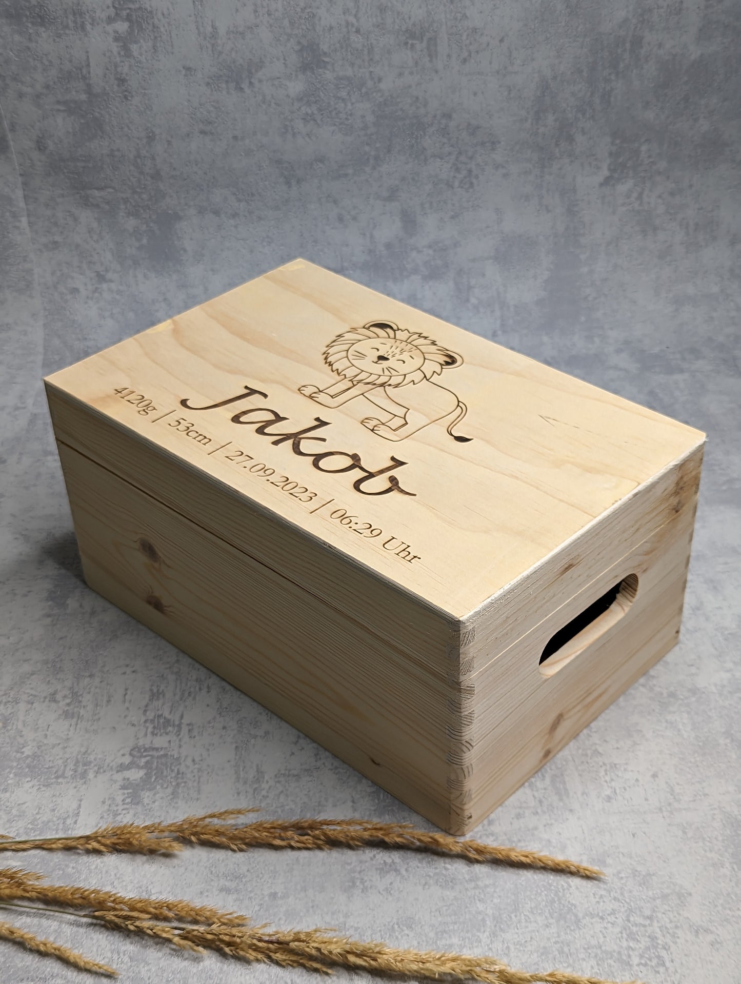 Personalisierte Erinnerungskiste aus Holz mit Gravur, Geburtsdaten und verschiedenen Motiven – ideales Geschenk zur Geburt oder Taufe