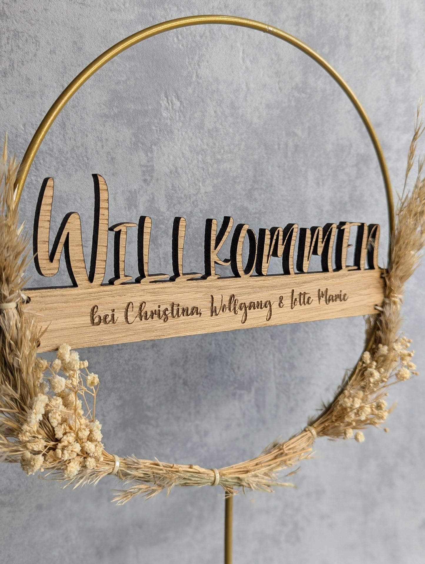 Personalisierter Willkommensring – Holz-Dekoration mit Trockenblumen