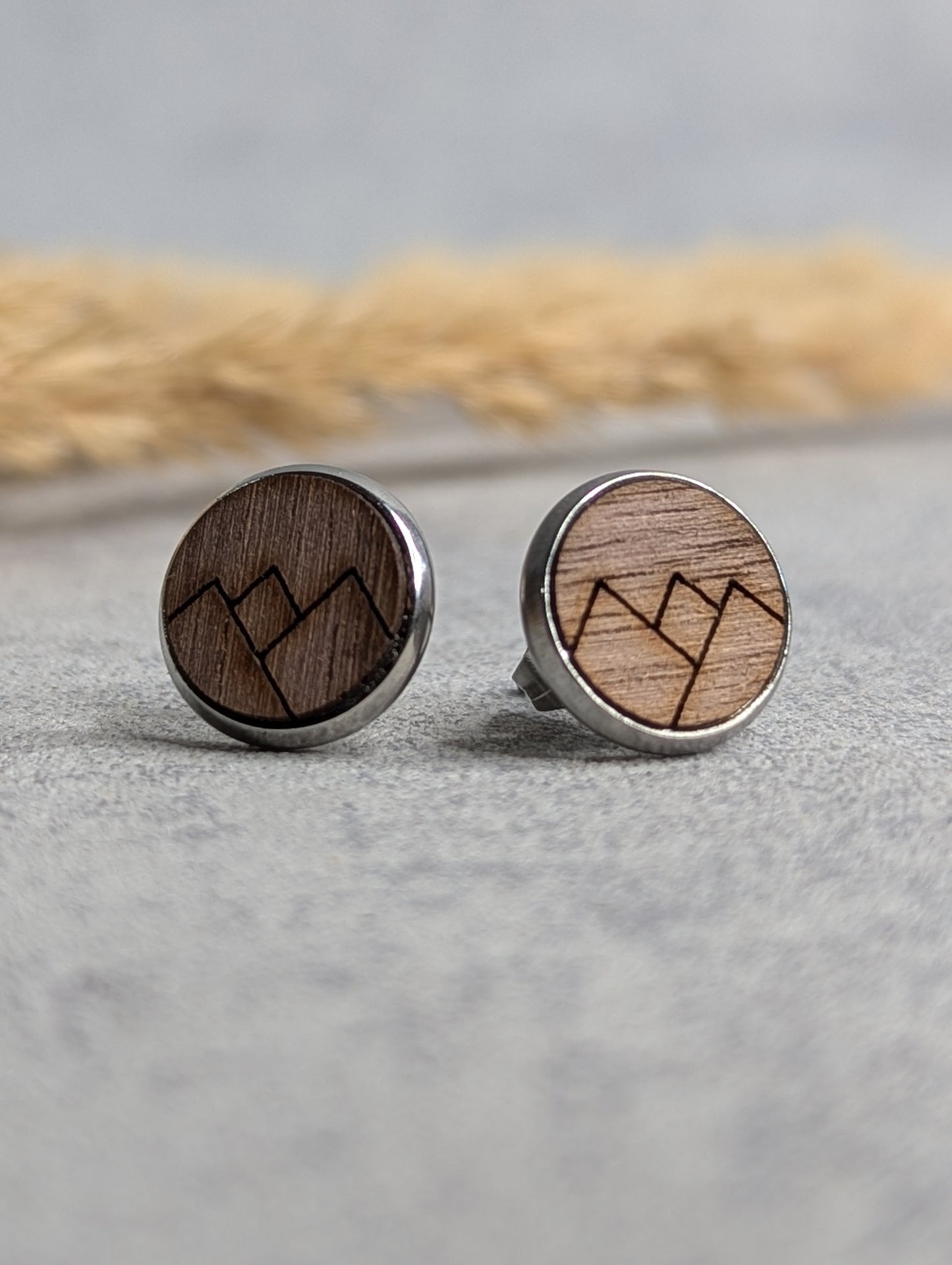 Ohrstecker aus Holz (Bergmotiv 12mm)