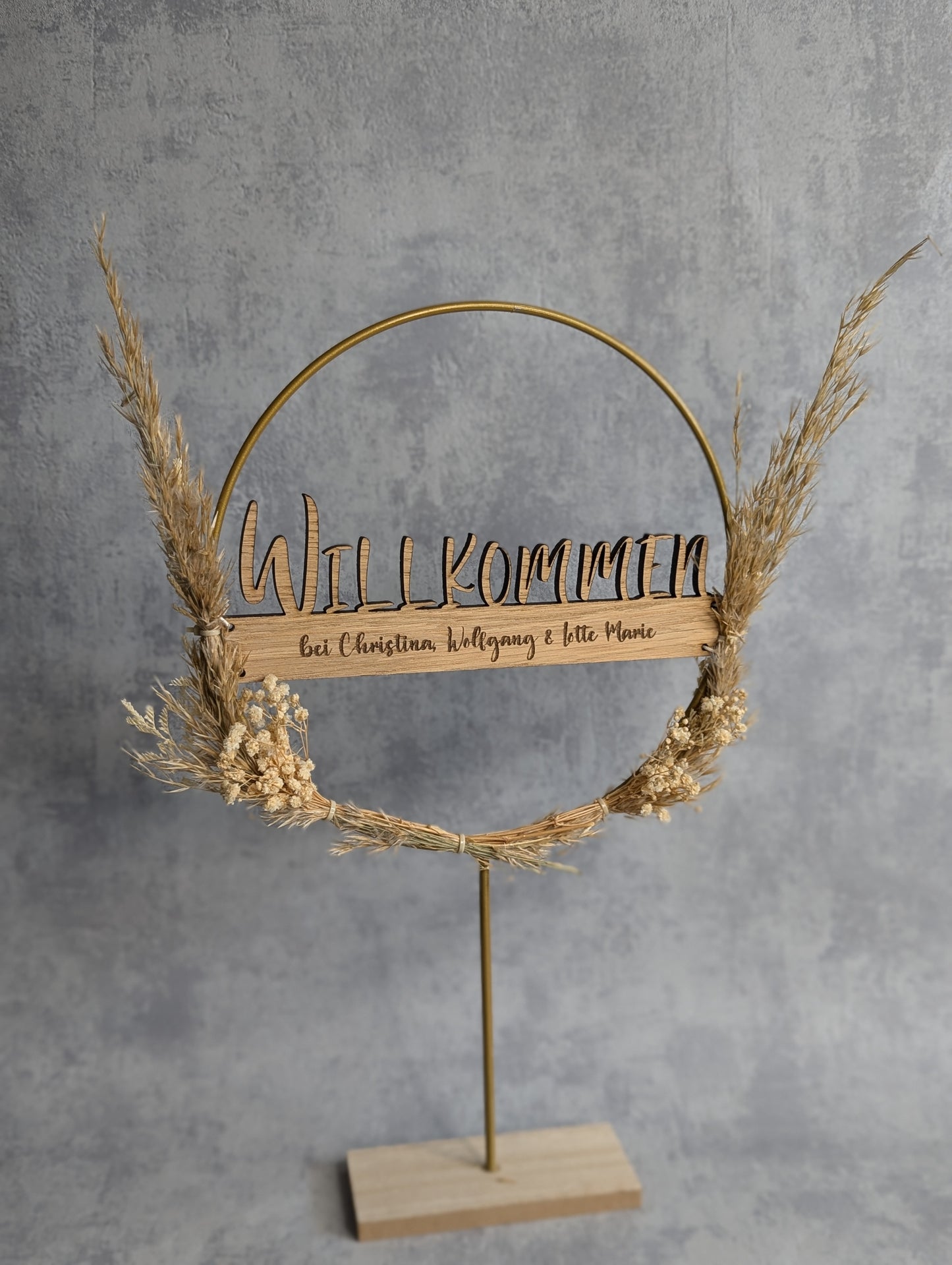 Personalisierter Willkommensring – Holz-Dekoration mit Trockenblumen