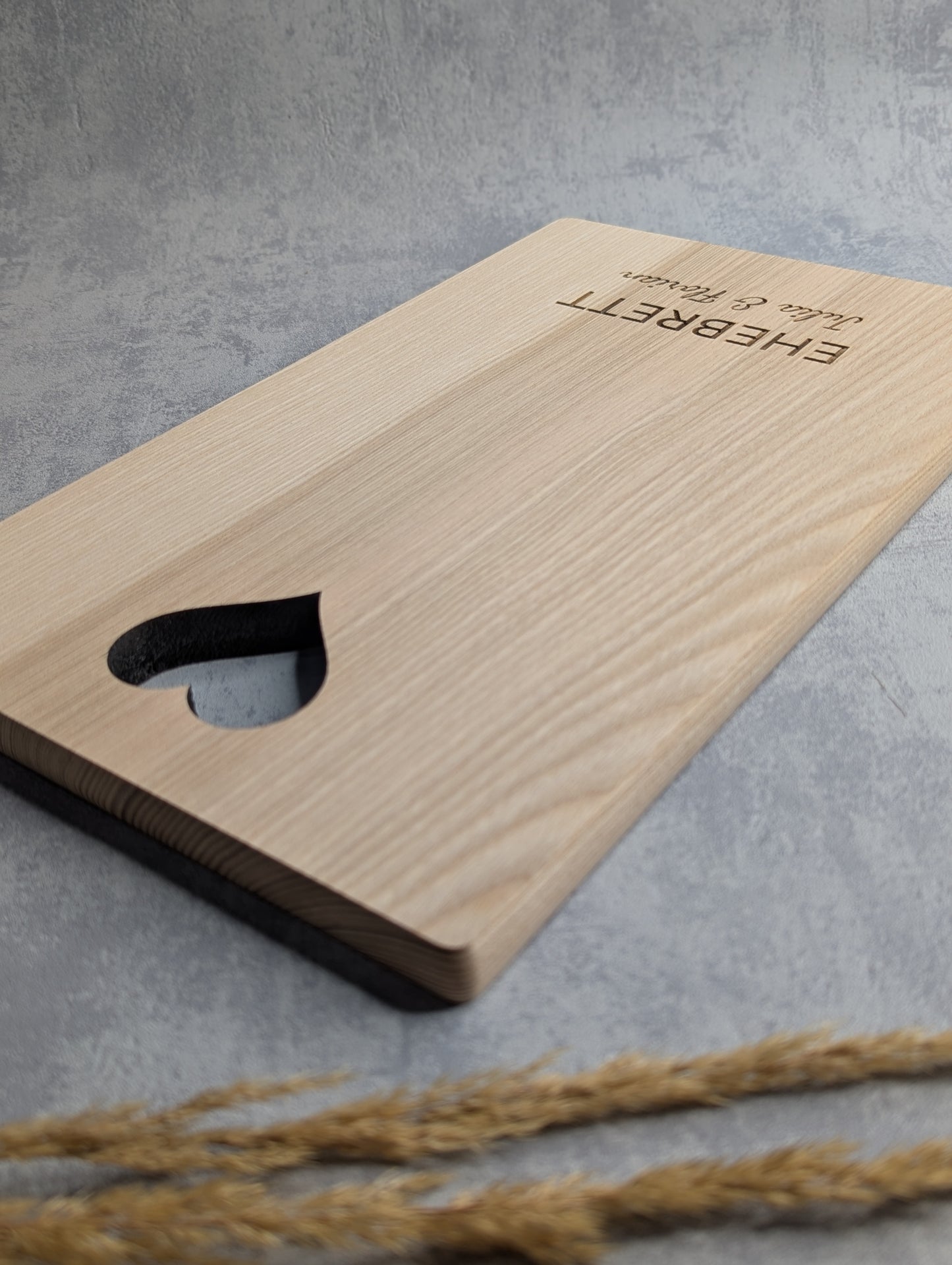 Ehebrett aus Holz mit Herz-Ausschnitt & Gravur – Personalisierbar