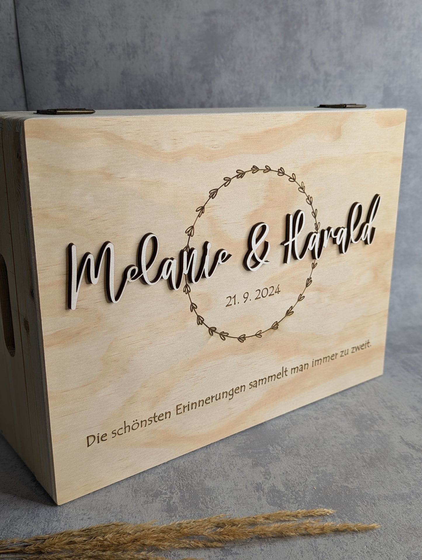 Personalisierte Holz-Erinnerungsbox – Individuelle Geschenkbox zur Hochzeit - Die Bildschneiderei