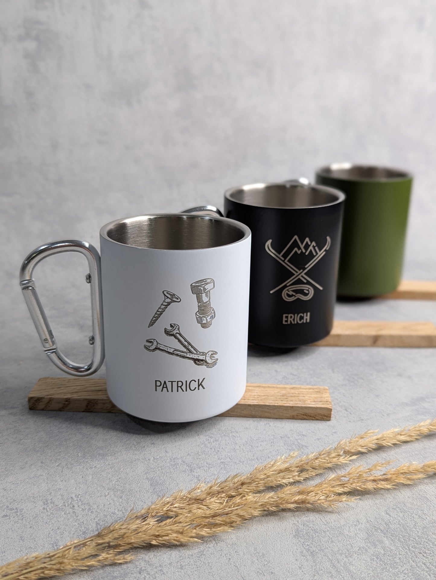 Personalisierte Edelstahl-Tasse mit Karabiner & Gravur - Die Bildschneiderei