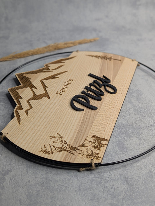 Familienschild Holz mit Bergmotiv & Hirsch - Die Bildschneiderei