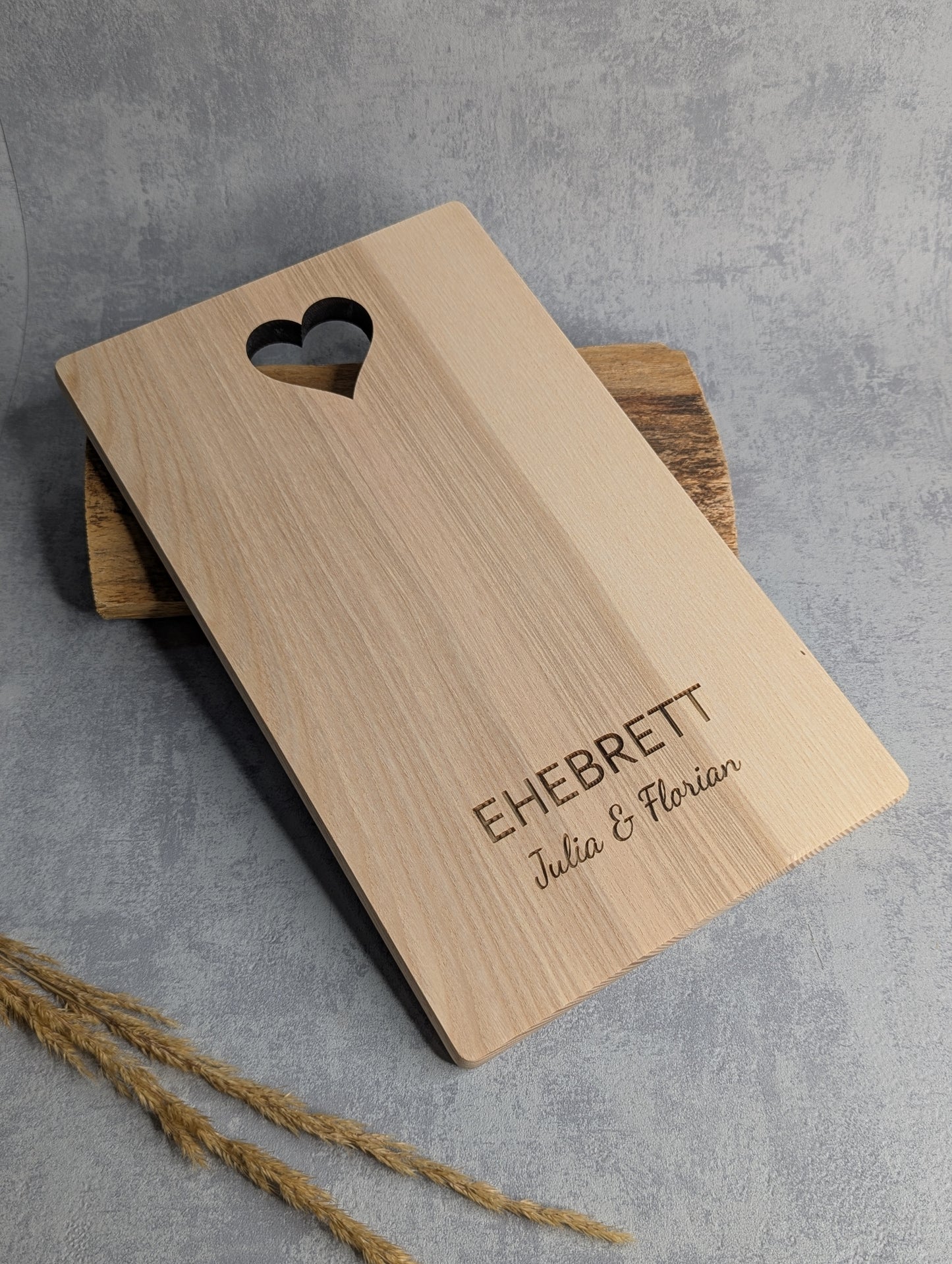 Ehebrett aus Holz mit Herz-Ausschnitt & Gravur – Personalisierbar