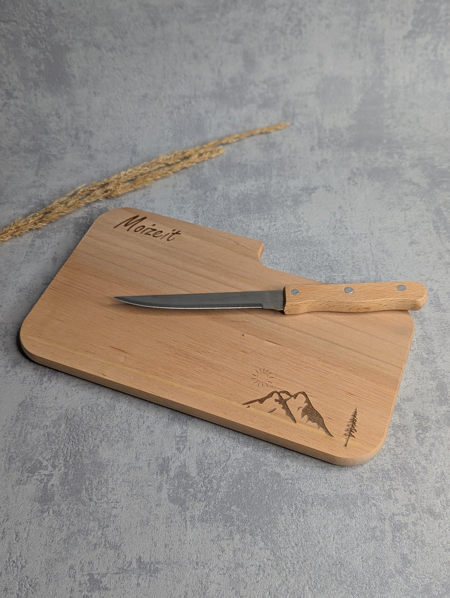 Frühstücksbrettchen Holz personalisiert – Bergmotiv & Gravur - Die Bildschneiderei