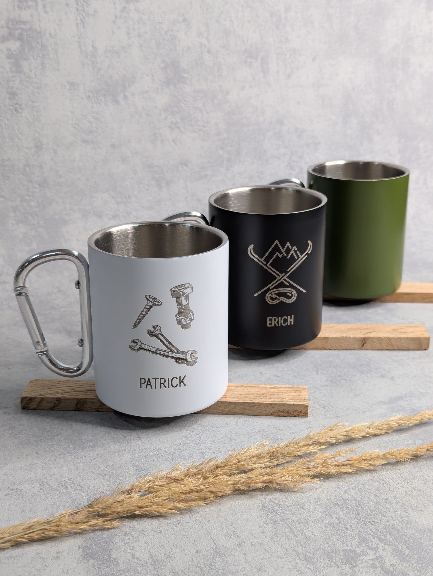 Personalisierte Edelstahl-Tasse mit Karabiner & Gravur - Die Bildschneiderei