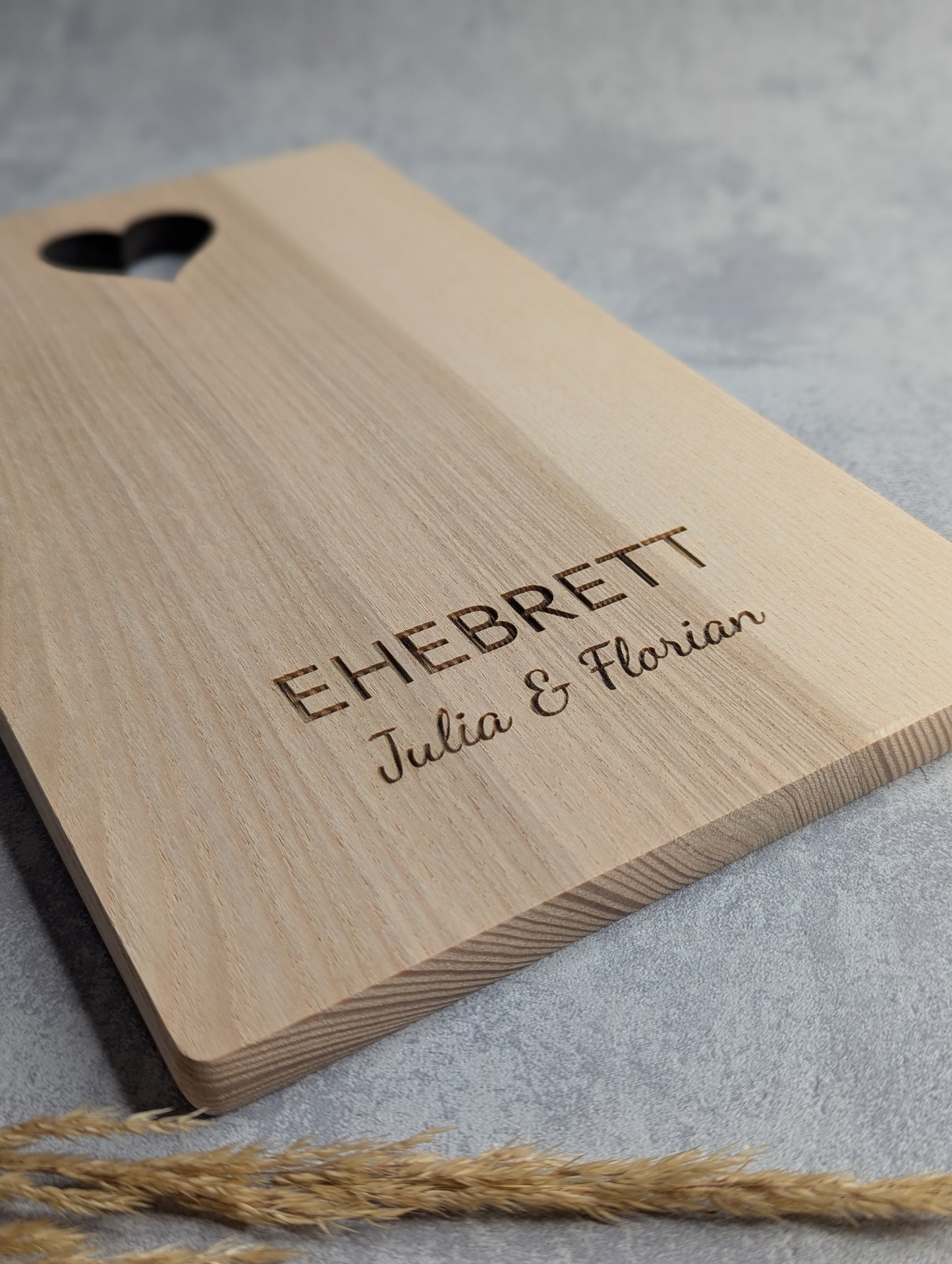 Ehebrett aus Holz mit Herz-Ausschnitt & Gravur – Personalisierbar