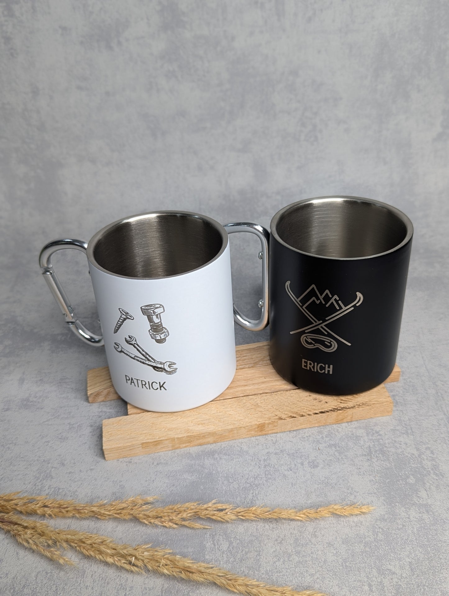 Personalisierte Edelstahl-Tasse mit Karabiner & Gravur - Die Bildschneiderei