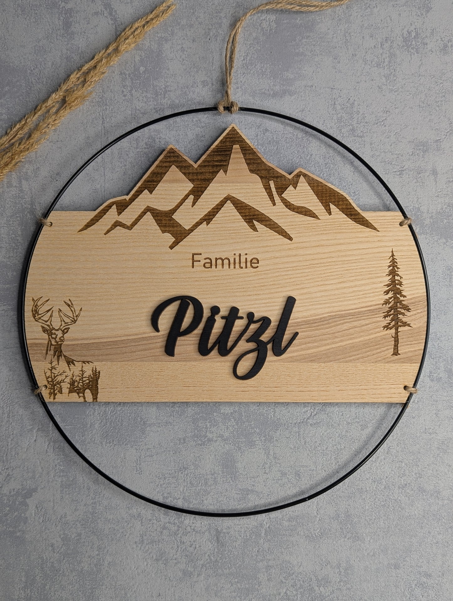 Familienschild Holz mit Bergmotiv & Hirsch
