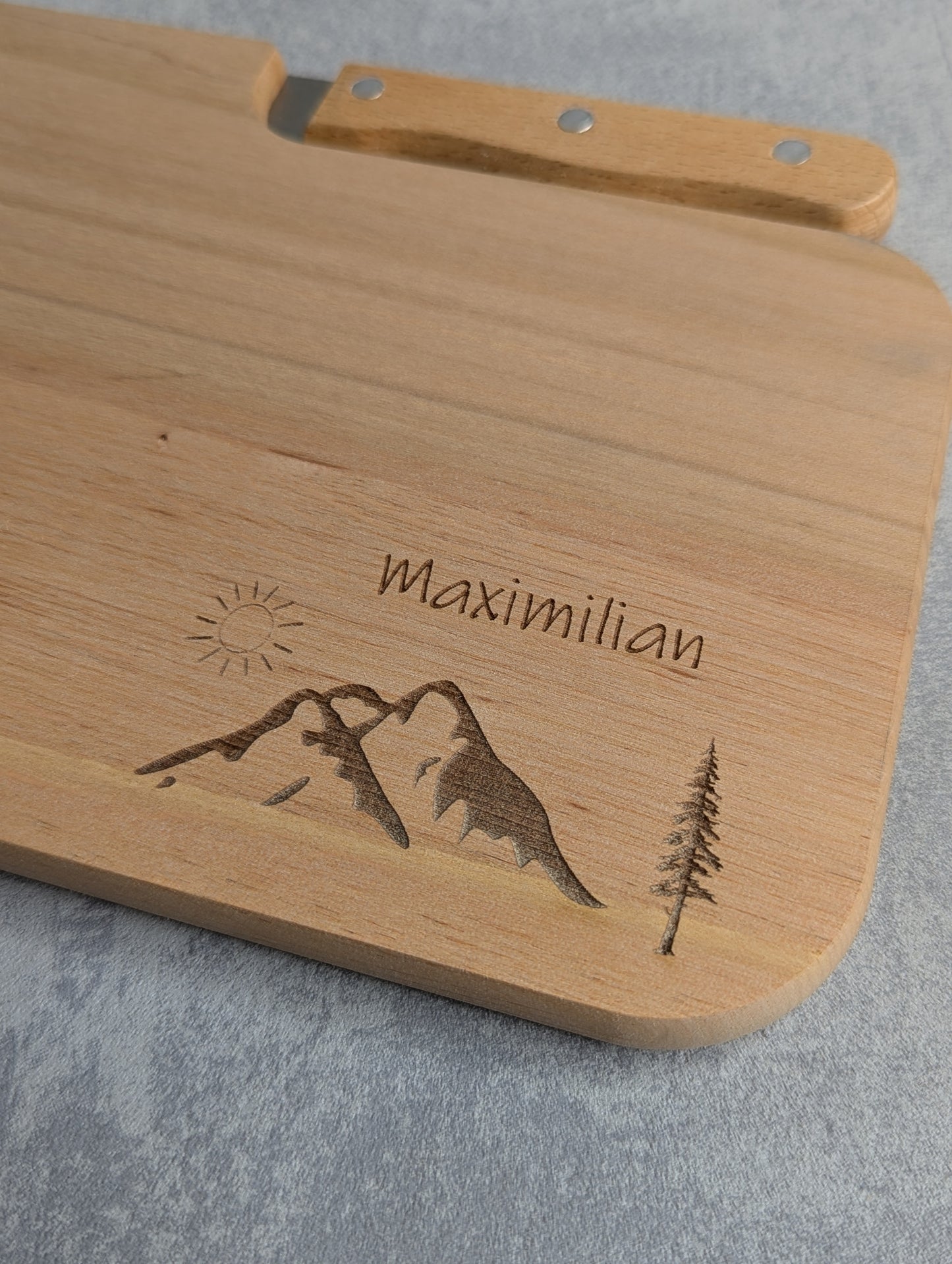 Frühstücksbrettchen Holz personalisiert – Bergmotiv & Gravur - Die Bildschneiderei