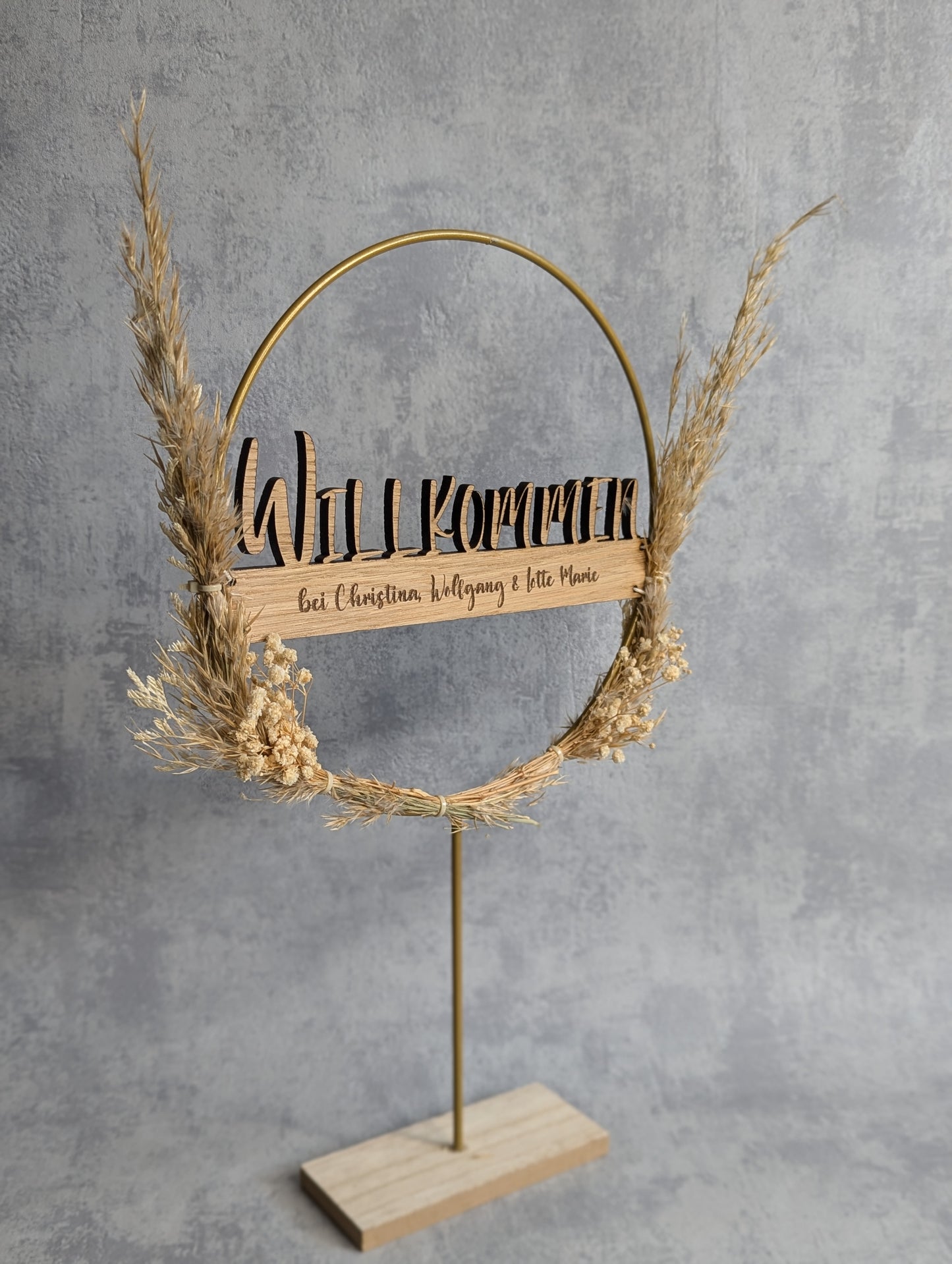 Personalisierter Willkommensring – Holz-Dekoration mit Trockenblumen