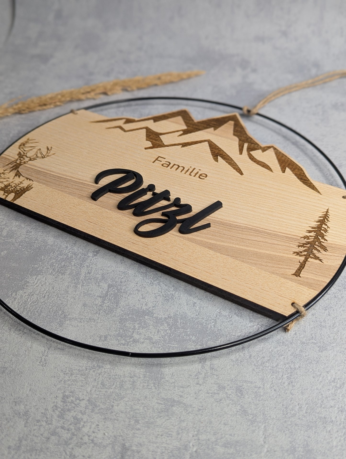 Familienschild Holz mit Bergmotiv & Hirsch
