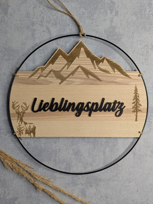 Rundes Holzschild Lieblingsplatz mit Bergmotiv, Hirsch und Gravur – Wanddeko aus Holz von Die Bildschneiderei