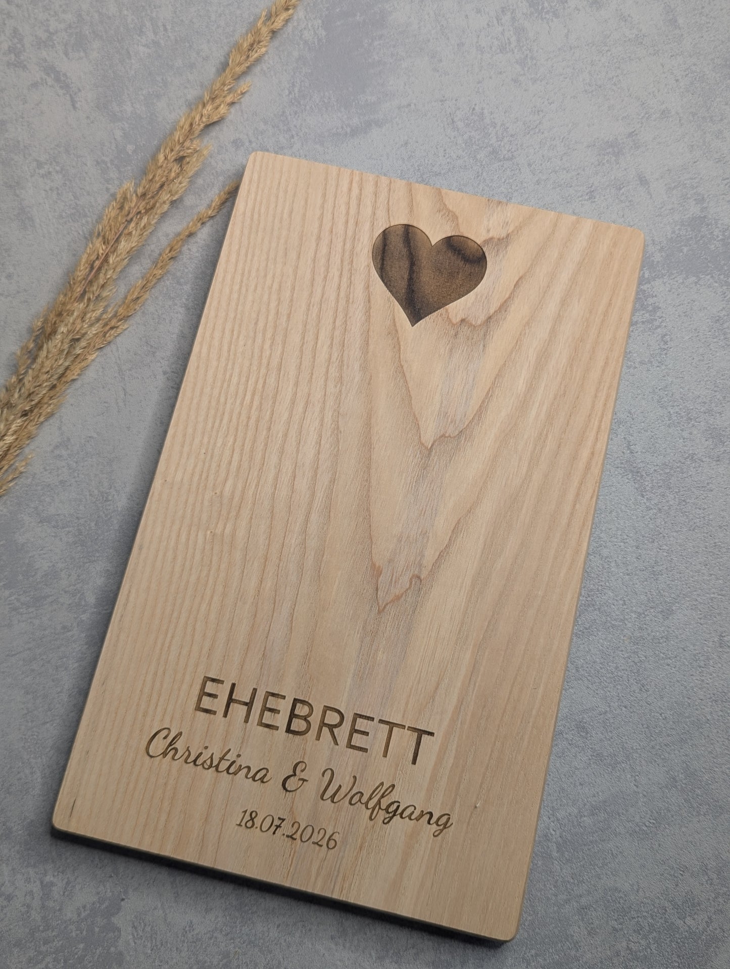 Ehebrett – personalisiertes Holzbrett mit Gravur & Herz-Ausschnitt