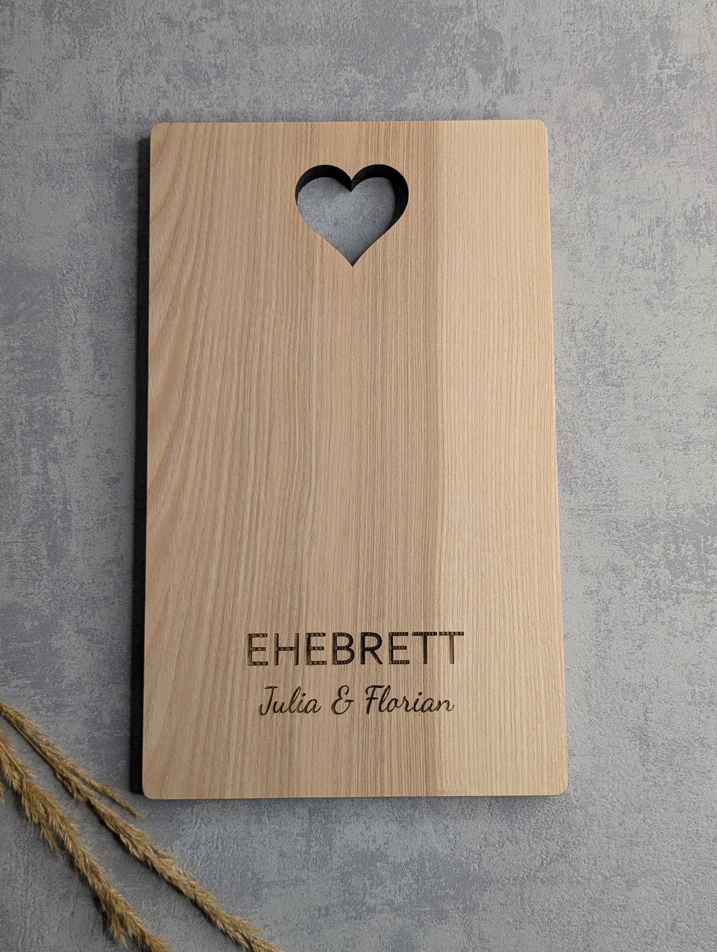 Ehebrett aus Holz mit Herz-Ausschnitt & Gravur – Personalisierbar