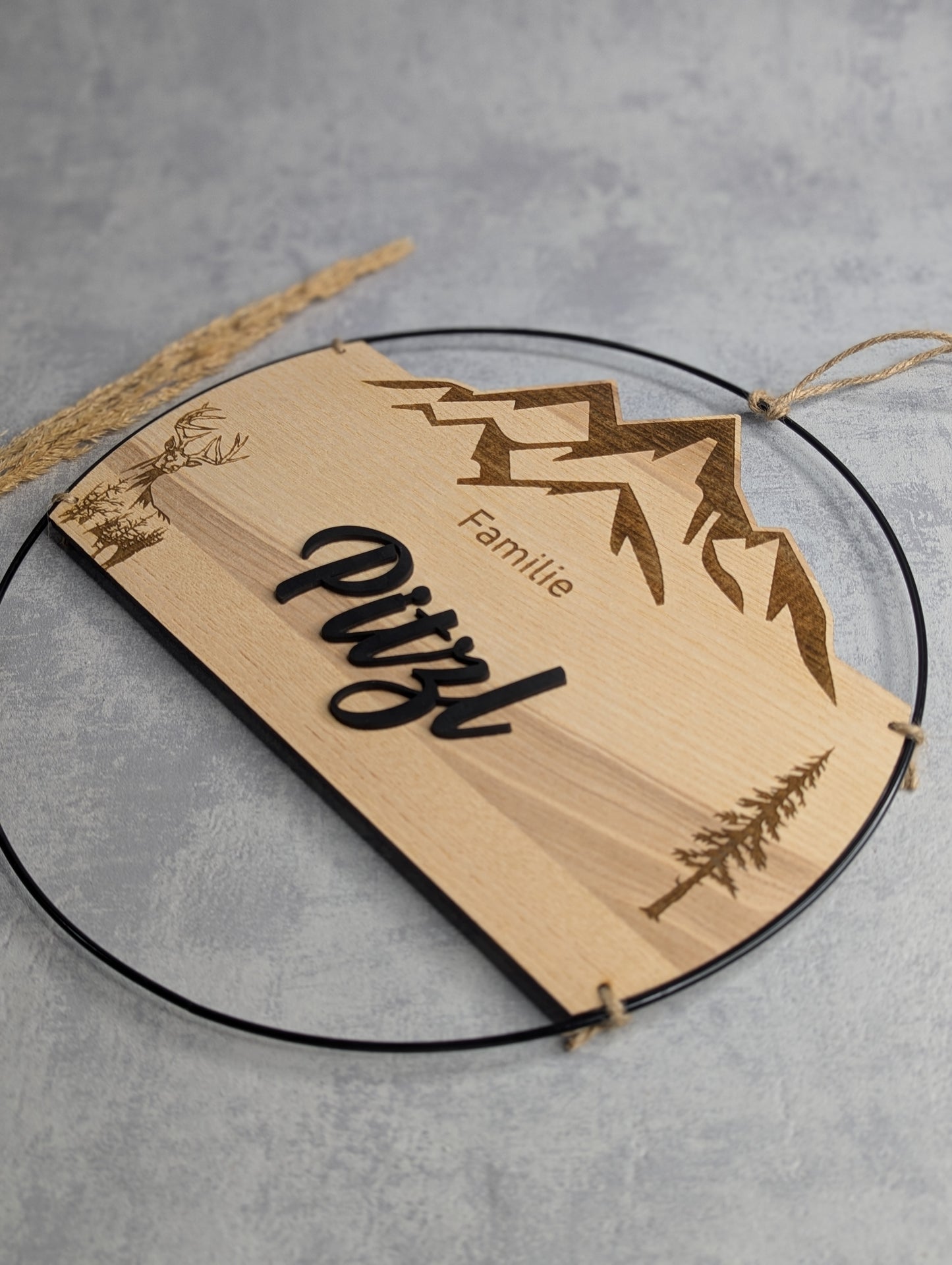 Familienschild Holz mit Bergmotiv & Hirsch