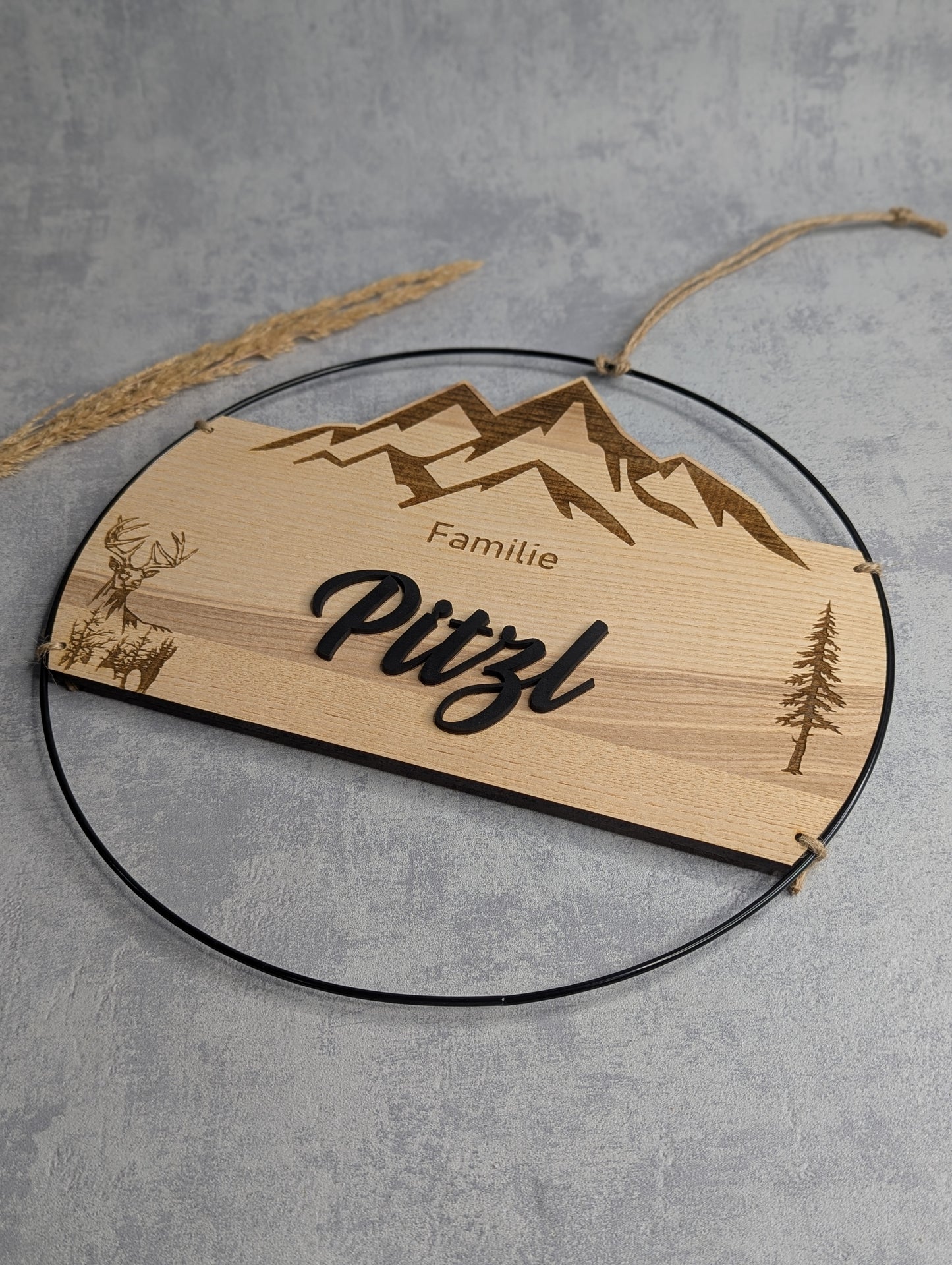 Familienschild Holz mit Bergmotiv & Hirsch