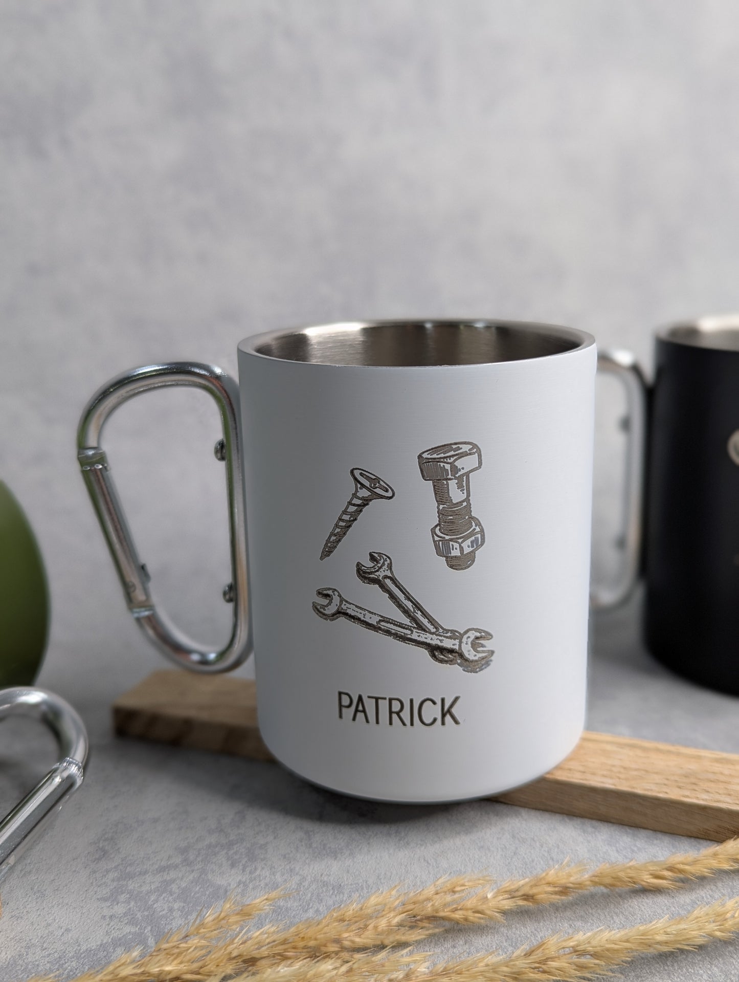 Personalisierte Edelstahl-Tasse mit Karabiner & Gravur - Die Bildschneiderei