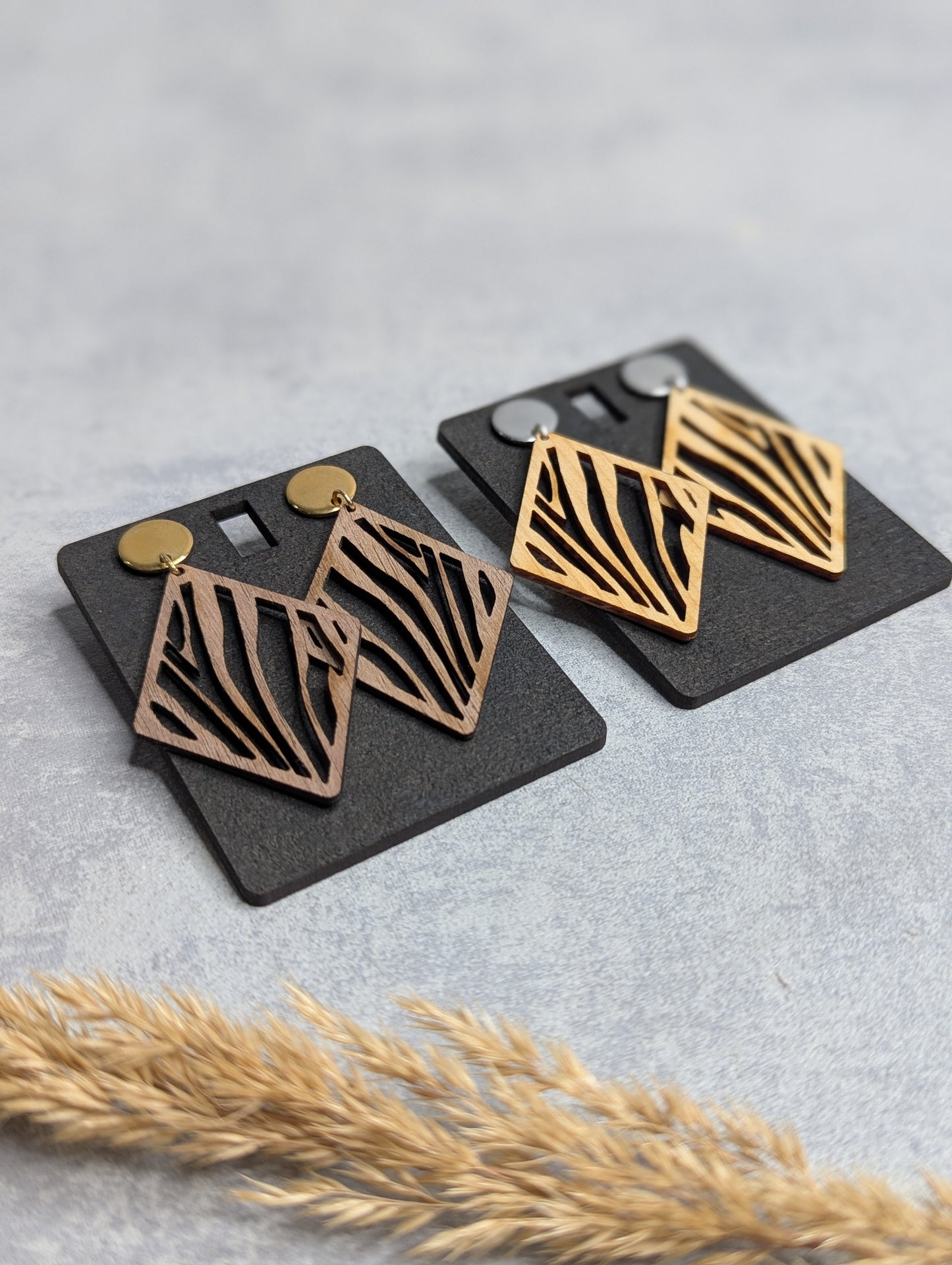 Holz-Ohrringe aus Zirbenholz oder Nussbaum – filigranes Zebra-Muster, handgemacht - Die Bildschneiderei