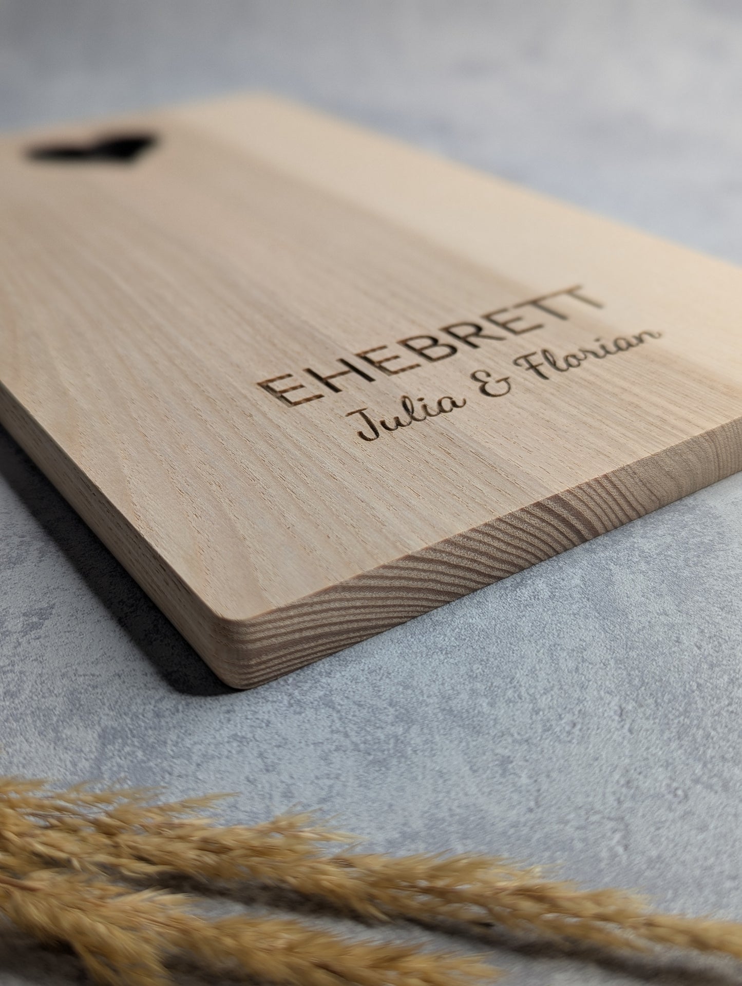 Ehebrett aus Holz mit Herz-Ausschnitt & Gravur – Personalisierbar