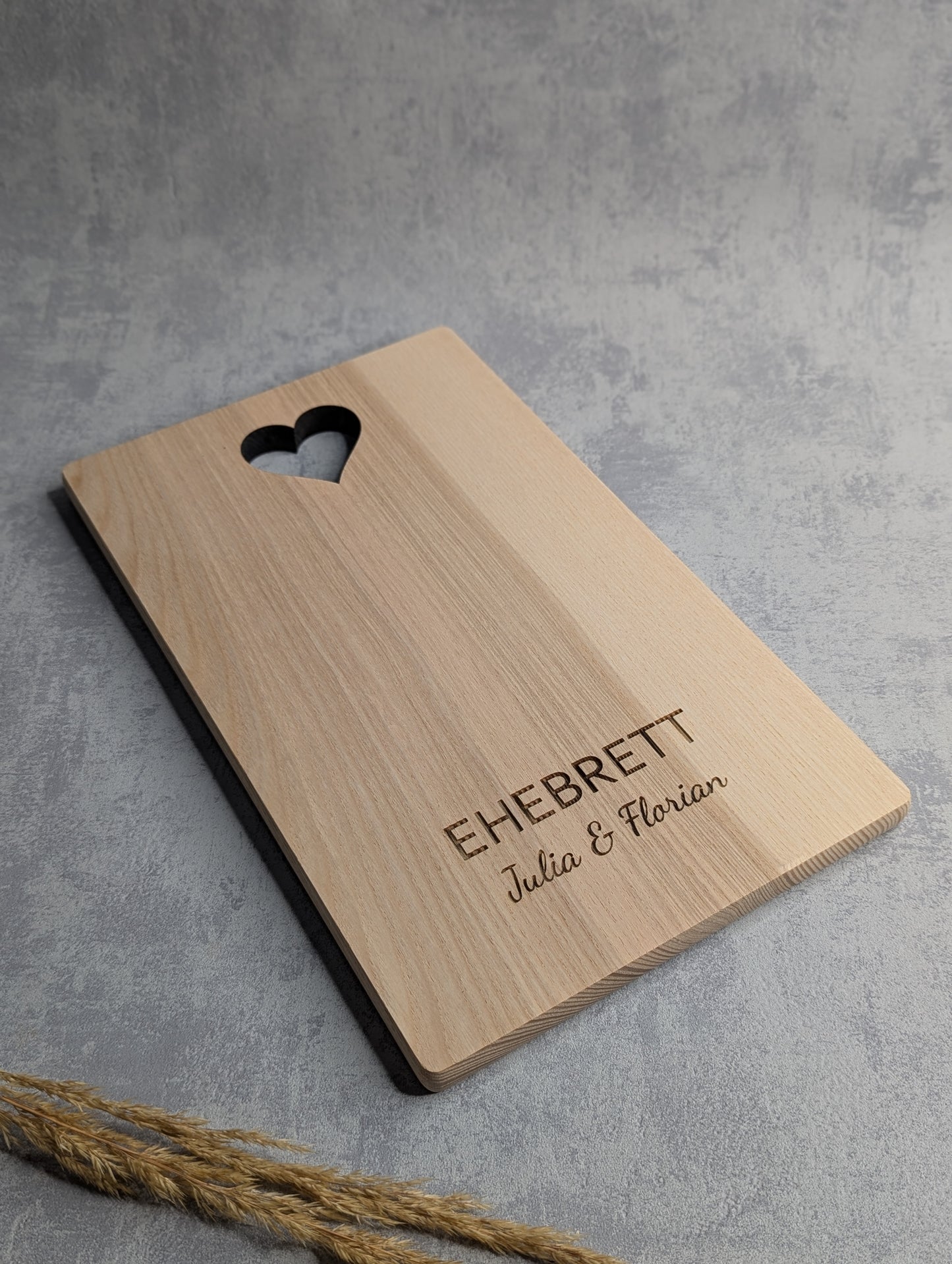 Ehebrett aus Holz mit Herz-Ausschnitt & Gravur – Personalisierbar