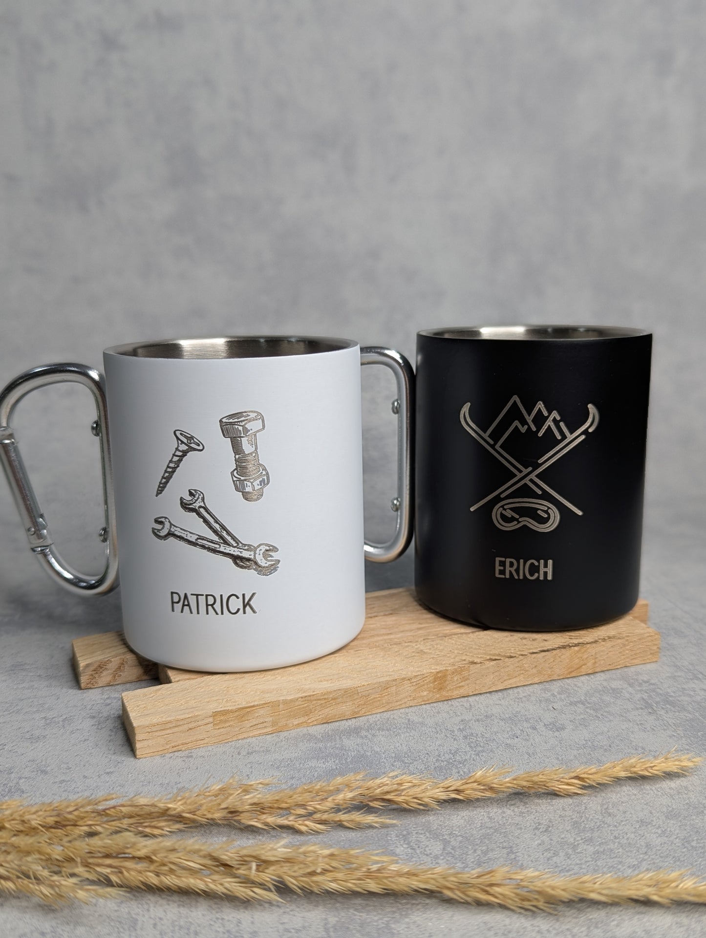 Personalisierte Edelstahl-Tasse mit Karabiner & Gravur - Die Bildschneiderei