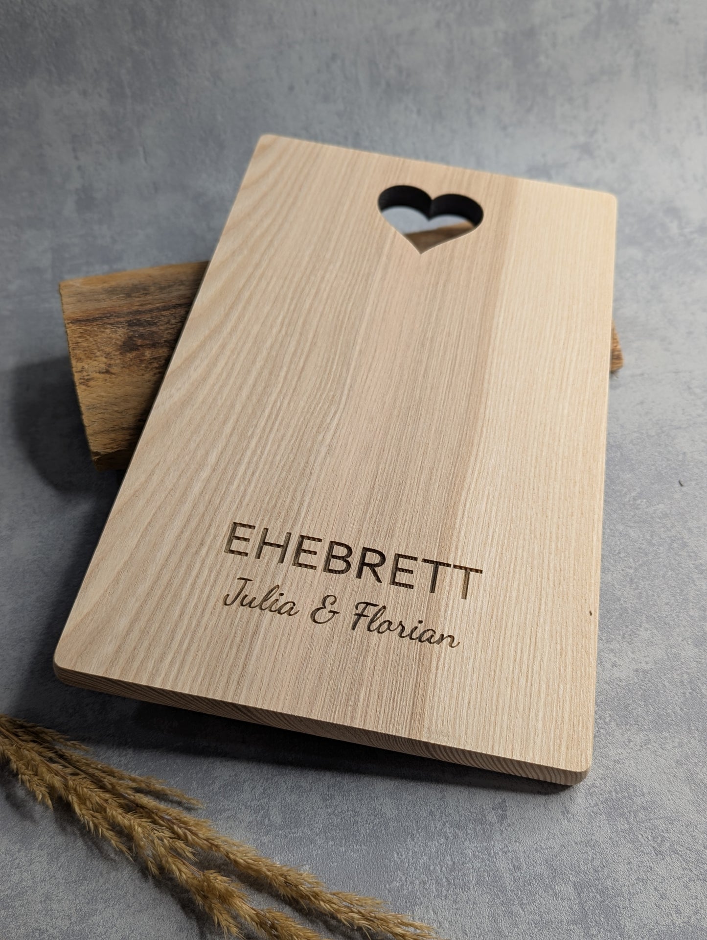 Ehebrett aus Holz mit Herz-Ausschnitt & Gravur – Personalisierbar