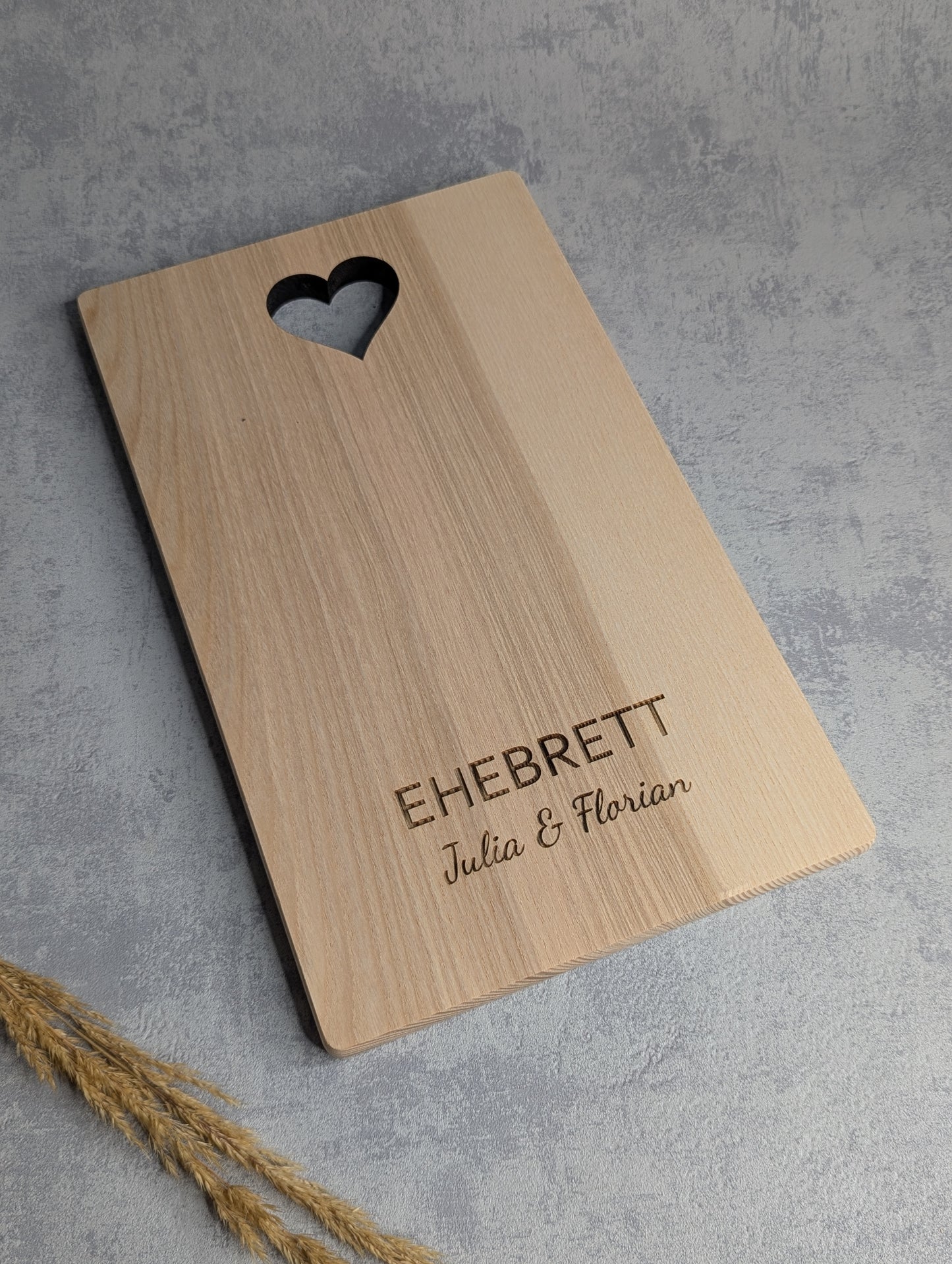 Personalisierbares Holz-Ehebrett mit Herz-Ausschnitt und Gravur „Julia & Florian“, ideales Hochzeitsgeschenk oder Trauungsgeschenk