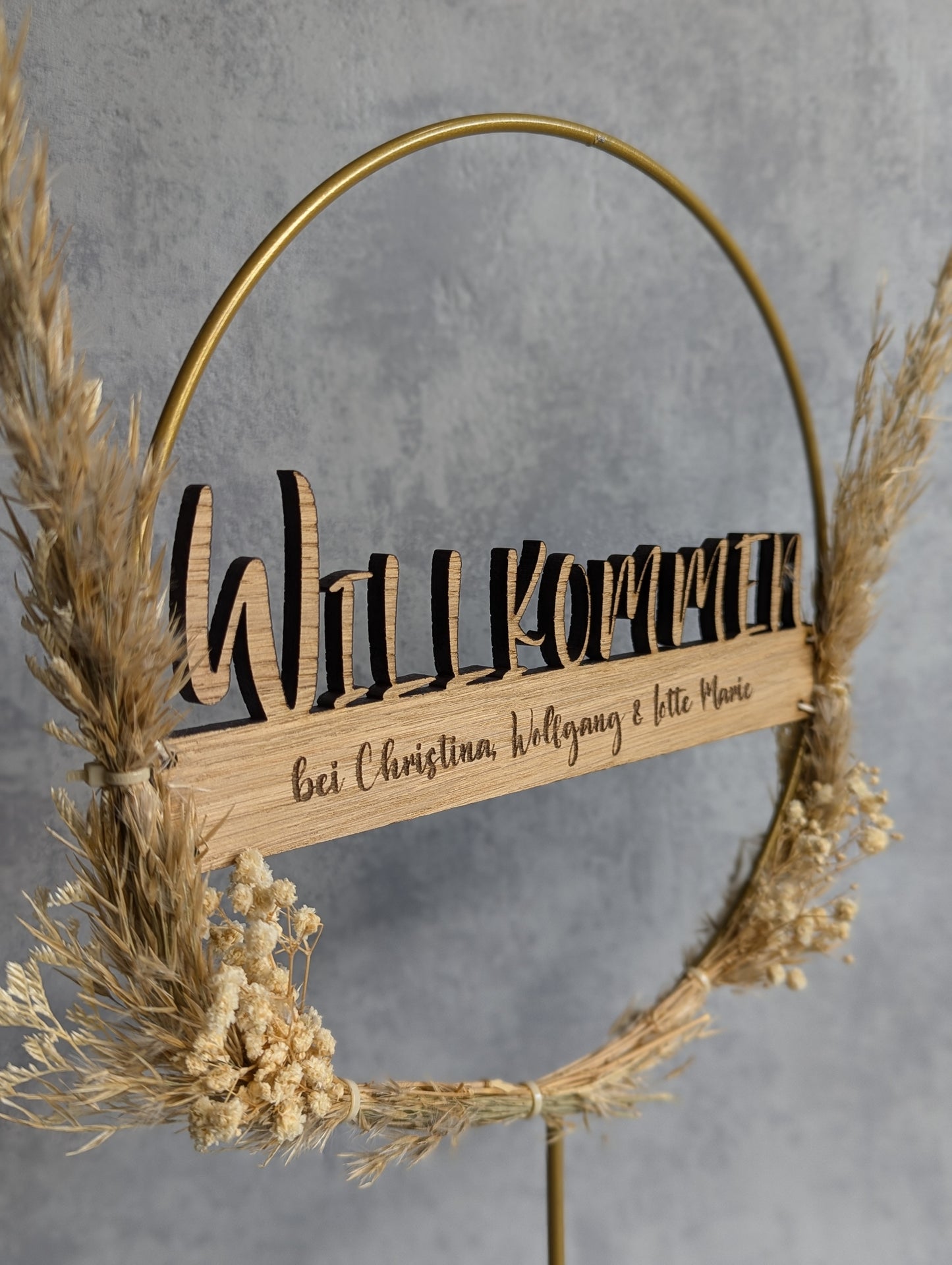 Personalisierter Willkommensring – Holz-Dekoration mit Trockenblumen